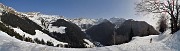 29 Sulla panoramica strada innevata con lieve peerndenza